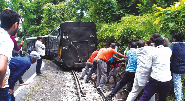 ফের সুকনায় ‘লাইনচ্যুত’ টয় ট্রেন, দুর্ঘটনা নয়, যান্ত্রিক ত্রুটি, বলছে ডিএইচআর