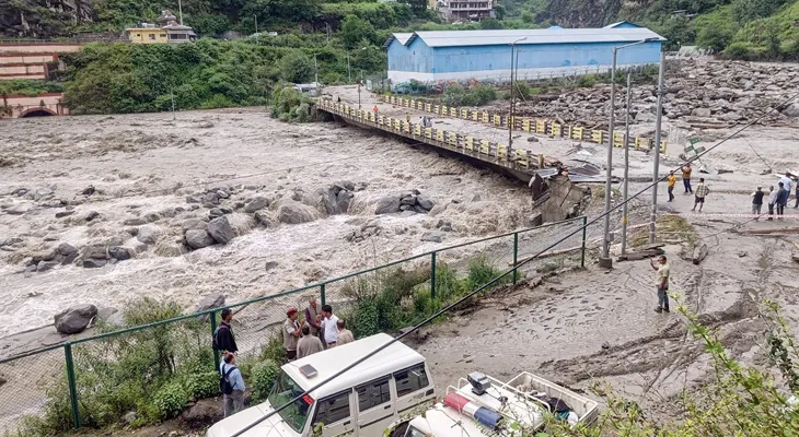 ভারী বৃষ্টিতে আজও বিপর্যস্ত হিমাচল প্রদেশ