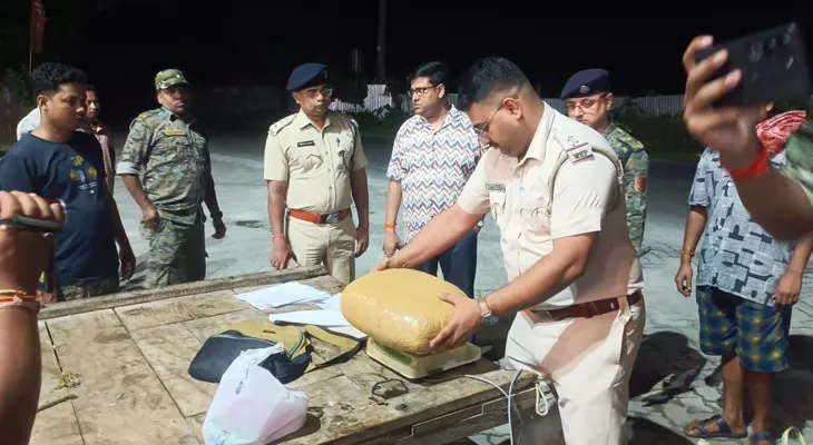 কোচবিহারের মাথাভাঙায় একটি ট্রাক থেকে ১০.৭৬ কিলো গাঁজা উদ্ধার, গ্রেপ্তার চালক