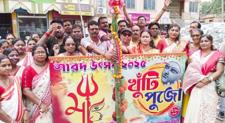 ঘোড়াপীরে পুজোর থিম ‘রইল না মোর ঘরের চাবি মোদের কাছে’