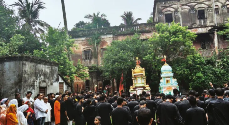 ৮৩ বছর ধরে আমতা খড়িয়পের জমিদার বসুবাড়িতে মহরমের তাজিয়া আনাই রীতি