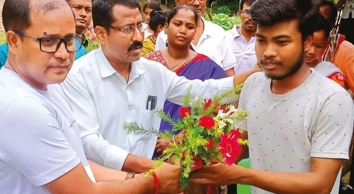 বাবা ভাগচাষি, আইআইটি জ্যামে ১২৬ র‌্যাঙ্ক ছেলের, দুঃস্থ নীলাঞ্জনের পাশে থাকা নিয়ে দুই ফুলের জোর লড়াই