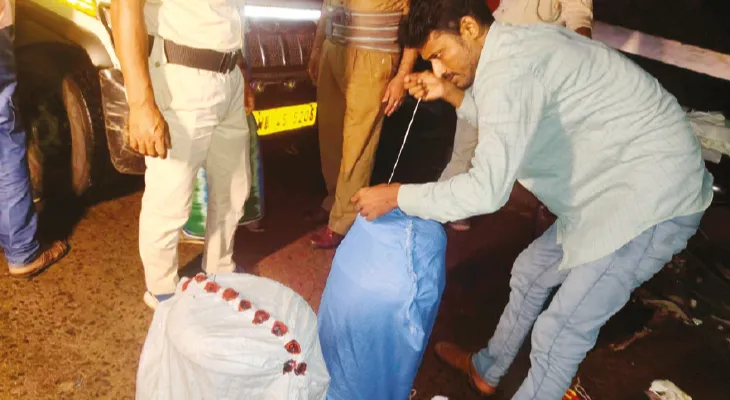 এবার দুধের ক্যানে ২৬ কেজি গাঁজা, পুলিসের জালে পাচারকারী, মাড়গ্রামে বাজেয়াপ্ত বাইক