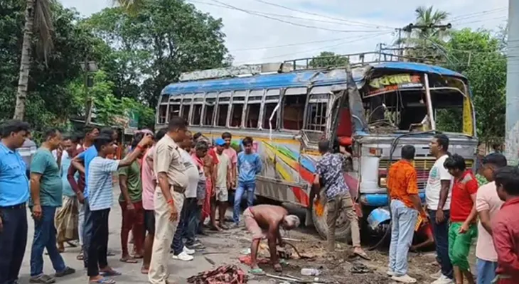 সাতসকালে রাস্তায় উল্টে গেল গেল বাস! আহত ৩০ যাত্রী, গুরুতর জখম ৬