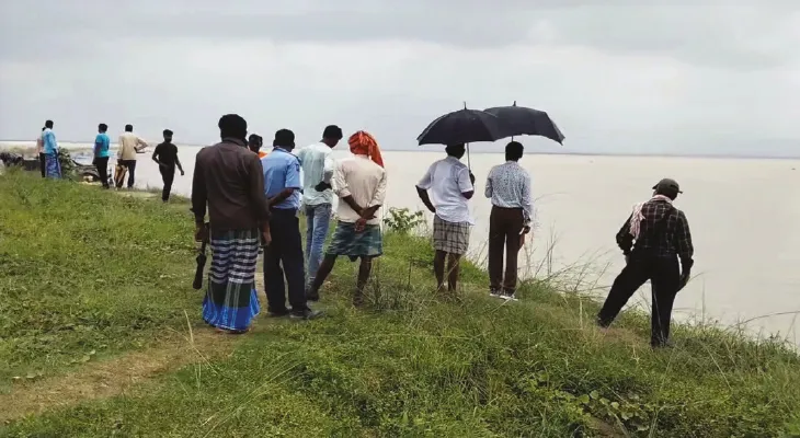 দু’পক্ষের লড়াই, গঙ্গা ভাঙন রোধের কাজ শুরুর পরই বন্ধ