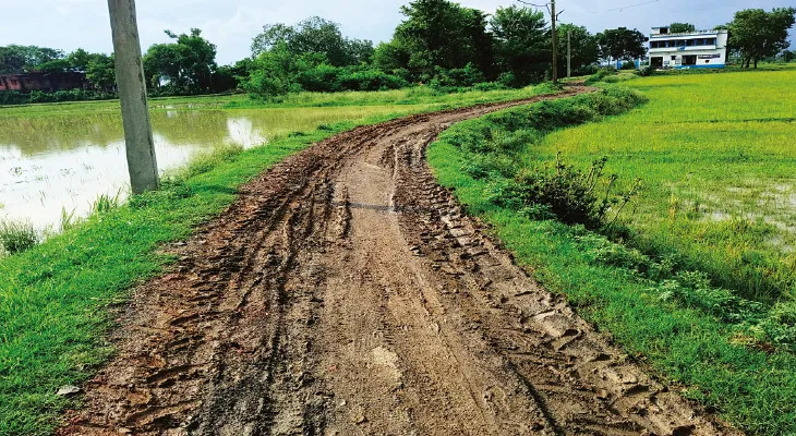 খড়গ্রামে স্বাস্থ্যকেন্দ্রে যাওয়ার রাস্তা বেহাল, দুর্ভোগে প্রসূতি থেকে রোগীর পরিজন