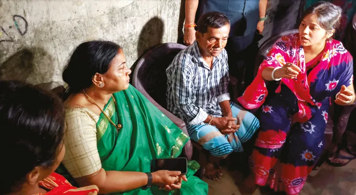 শান্তিপুরের আত্মঘাতী মহিলার বাড়িতে জাতীয় মহিলা কমিশনের সদস্য অর্চনা