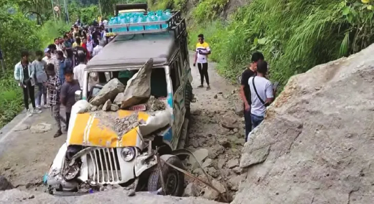 বোল্ডার পড়ে ক্ষতিগ্রস্ত গাড়ি, বরাতজোরে বাঁচলেন যাত্রীরা