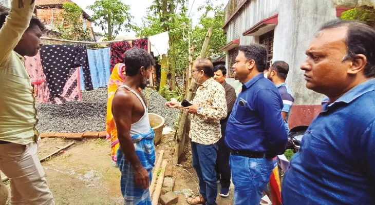 বাংলার বাড়ির কাজ খতিয়ে দেখতে এলাকায় পরিদর্শনে আধিকারিকরা