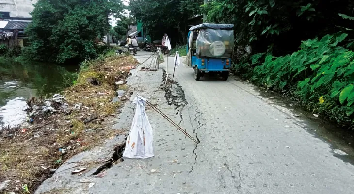 বারুইপুরে রাস্তা ধসে ঘটছে  দুর্ঘটনা, নির্বিকার প্রশাসন