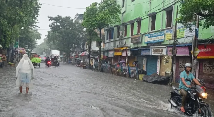 নিম্নচাপের বৃষ্টির জেরে দমদম, বরানগরের একাধিক রাস্তা জলমগ্ন