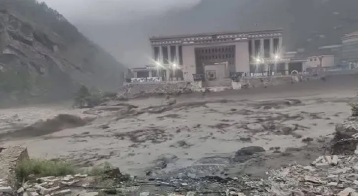 চীন-নেপাল সীমান্তে হড়পা বানে ব্যাপক ক্ষয়ক্ষতি, রাসুয়া জেলায় ক্ষতিগ্রস্ত একটি সেতু