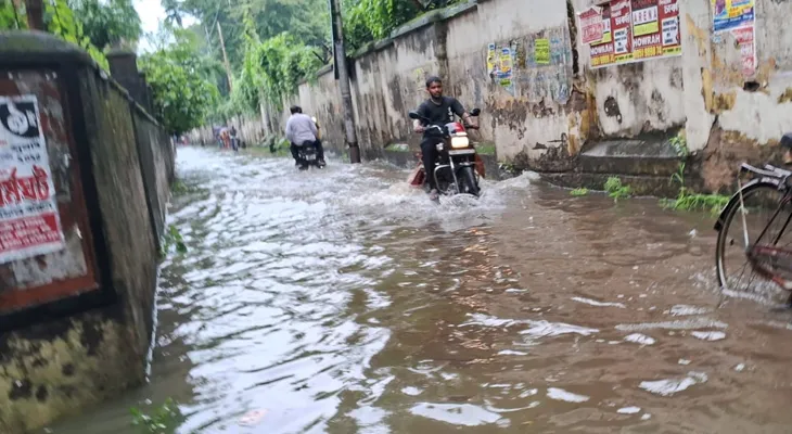 বৃষ্টির জেরে জলমগ্ন শিবপুর বি গার্ডেন