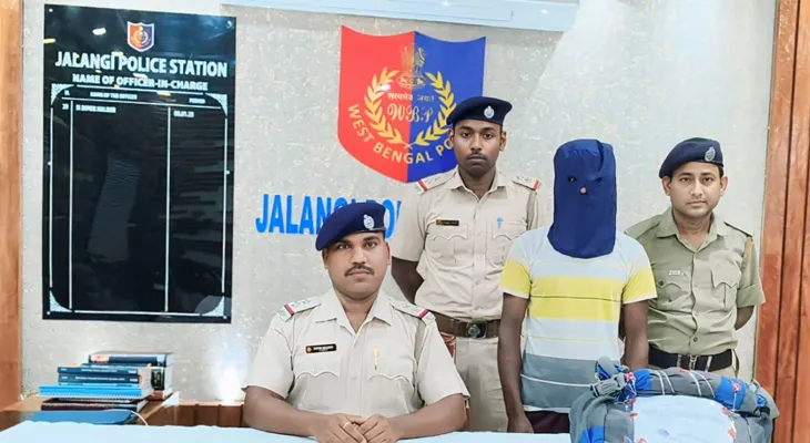 মুর্শিদাবাদের জলঙ্গিতে নিষিদ্ধ কাশির সিরাপ উদ্ধার, গ্রেপ্তার ১