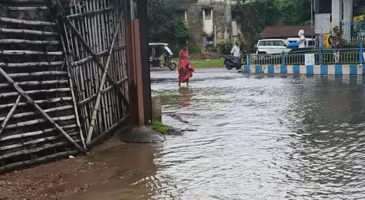 বৃষ্টিতে জল জমেছে পশ্চিম মেদিনীপুরের খড়্গপুর শহরের রাস্তায়, দুর্ভোগ বাসিন্দাদের