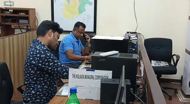 বৃষ্টিতে জলমগ্ন শহরের একাধিক রাস্তা, কন্ট্রোল রুমের মাধ্যমে পরিস্থিতি খতিয়ে দেখছে কলকাতা পুরসভা