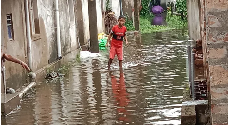 রাতভর ভারী বৃষ্টিপাতের জেরে জলমগ্ন হাওড়ার উলুবেড়িয়া পুরসভার ১৫ নং ওয়ার্ডের চেঙ্গাইল রায়পাড়া