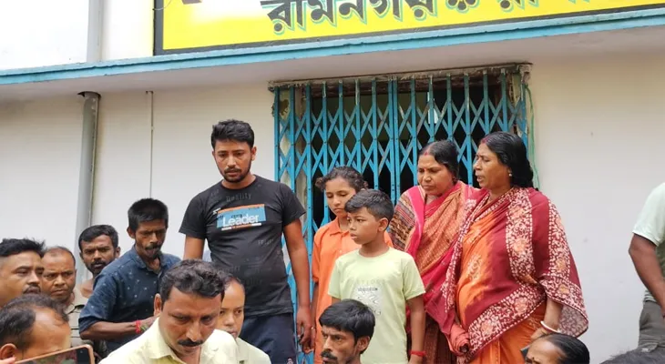 জমা জলের সমস্যা মেটেনি, ক্ষোভে পঞ্চায়েত অফিসে তালা ঝুলিয়ে দিলেন গ্রামবাসীরা