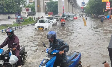ভারী বৃষ্টির জেরে জল জমেছে শহরের একাধিক রাস্তায়, ছবির মাধ্যমে জানুন কোথায় কোথায়