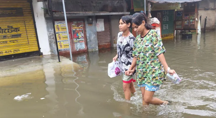 জলমগ্ন সোদপুরের এইচবি টাউন এলাকা