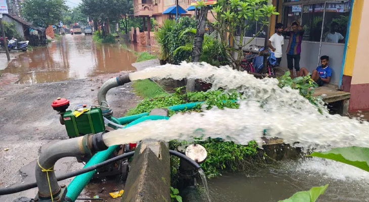 ঘোলার কদমতলা এলাকায় জমা জল পৌরসভার পক্ষ থেকে পাম্পের মাধ্যমে বের করার চেষ্টা হচ্ছে