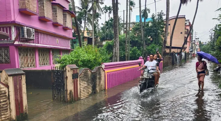 বৃষ্টিতে জলমগ্ন মধ্যমগ্রামের ঝিলপাড়