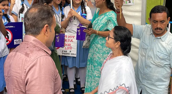সেফ ড্রাইভ সেভ লাইফ কর্মসূচি: ইউনাইটেড মিশনারি গালর্স হাইস্কুলে গেলেন মুখ্যমন্ত্রী মমতা বন্দ্যোপাধ্যায়