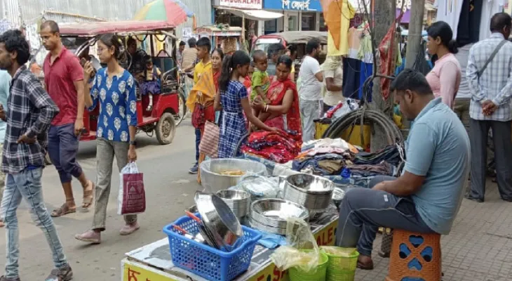 শহরের ফুটপাত দখল, হাঁটার জায়গা নেই, স্বীকার সৈকতের
