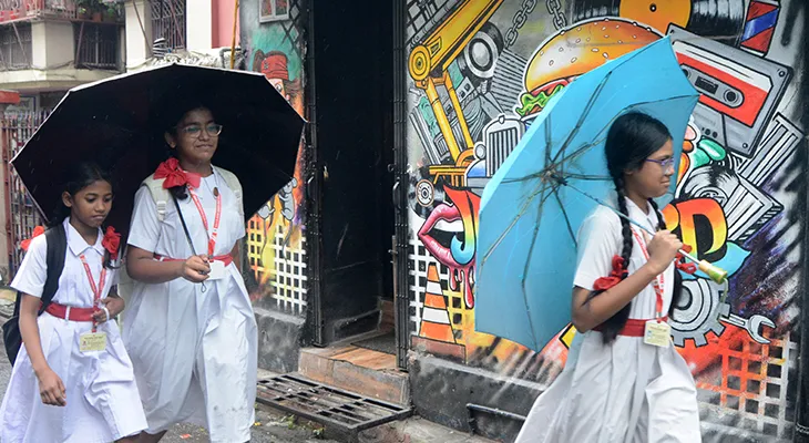 জলমগ্ন রাস্তা, প্রবল যানজট, স্কুল-অফিসে পৌঁছতে তীব্র ভোগান্তি