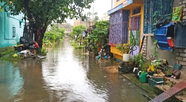 হুগলি: বৃষ্টিতে বিপর্যস্ত জনজীবন, পুর এলাকা থেকে সাবওয়ে সর্বত্রই থইথই জল
