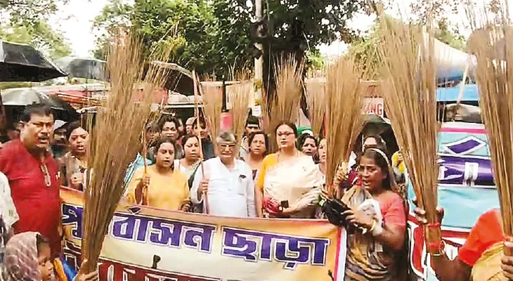 ব্যান্ডেলে রেলের উচ্ছেদের  বিরুদ্ধে তৃণমূলের প্রতিবাদ