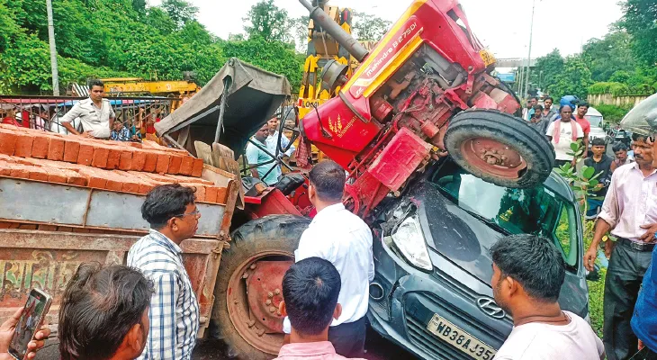 বাইকে ধাক্কা মেরে চারচাকা গাড়ির উপরে উঠল ইটবোঝাই ট্রাক্টর, গুরুতর জখম ৩