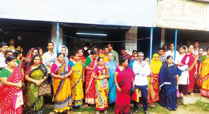 রাষ্ট্রায়ত্ত ব্যাঙ্কের গ্রাহক সেবা কেন্দ্র  থেকে টাকা হাতিয়ে উধাও দম্পতি