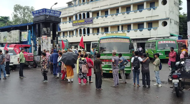 আসানসোল বাসস্ট্যান্ড থেকে বেসরকারি বাস ছাড়তে বাধা বনধ সমর্থনকারীদের, সমস্যায় সাধারণ মানুষ
