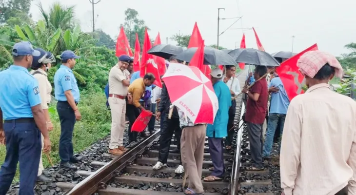হলদিয়ার হাতিবেড়িয়ায় রেল অবরোধ ধর্মঘটীদের, আটকে যায় সকালের ট্রেন