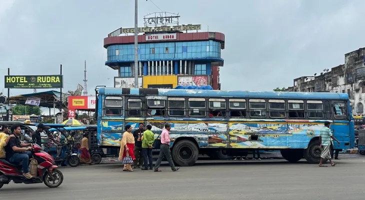 বহরমপুরে প্রভাব পড়েনি বনধের, সকাল থেকে বাস চলাচল প্রায় স্বাভাবিক, তবে বেশ কিছু বেসরকারি বাস রাস্তায় নামেনি বলে দাবি
