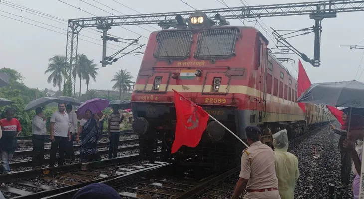 উলুবেড়িয়ায় ট্রেন আটকানোর চেষ্টা, পুলিস সরাল বিক্ষোভকারীদের