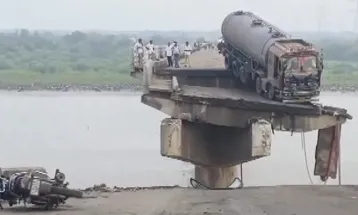 গুজরাতে নদীর উপর ভাঙল সেতু, ঝুলে রইল ট্যাঙ্কার! মৃত ৯