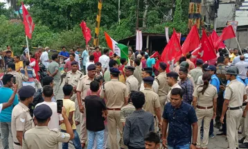 বেলা বাড়তেই খুলে গেল দোকান,বাজার! রায়গঞ্জে চলছে পুলিস পেট্রোলিং