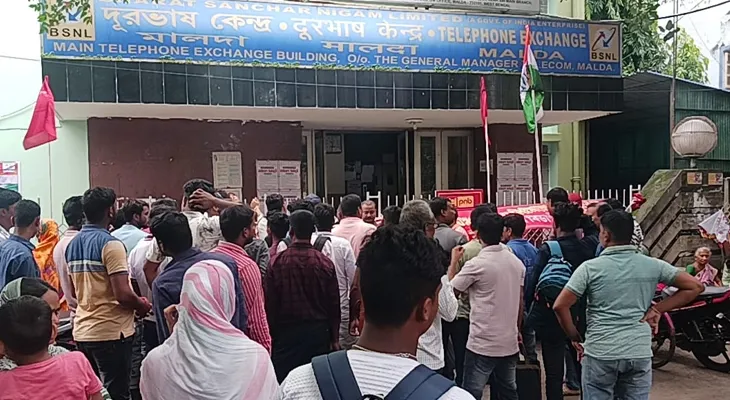 মালদহের ইংলিশবাজারে বিএসএনএল দপ্তরের আধার পরিষেবা কেন্দ্র বন্ধ করে দেওয়ার অভিযোগ বনধ সমর্থকদের বিরুদ্ধে, চরম হেনস্তা সাধারণ মানুষের