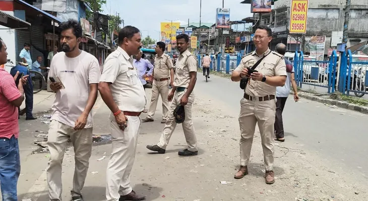 ময়নাগুড়ি শহরে চলছে পুলিসের টহল