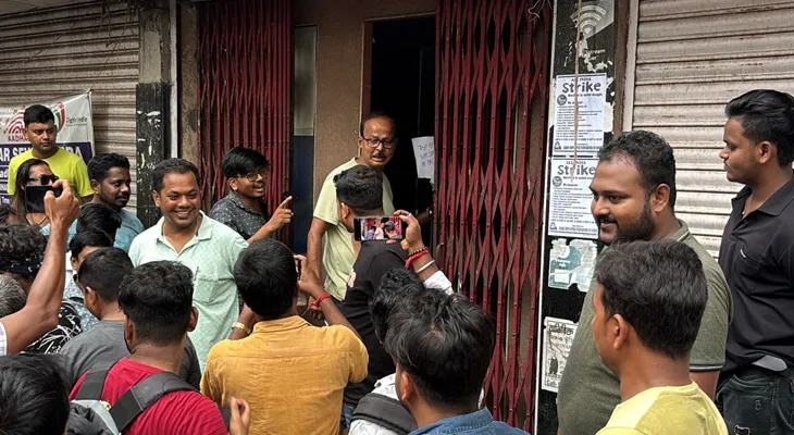 বহরমপুরে ইউনিয়ন ব্যাঙ্কের গেটের তালা খুলে পরিষেবা স্বাভাবিক করে তৃণমূল নেতারা