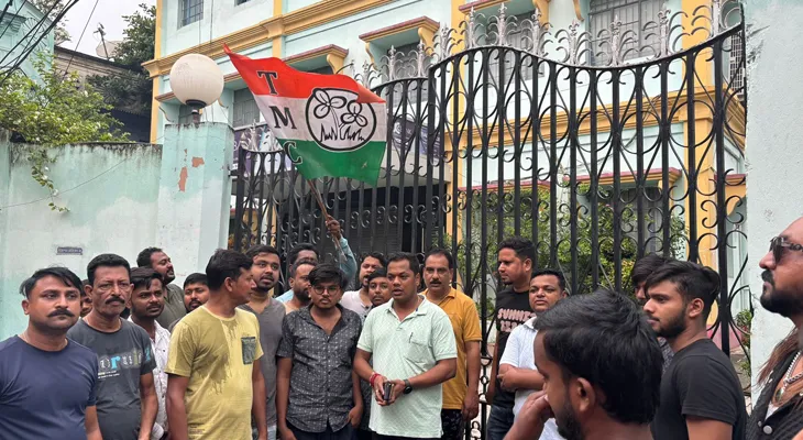 বহরমপুরের খাগড়ায় মুর্শিদাবাদ জেলা কো-অপারেটিভ ব্যাঙ্কের (হেড অফিস) তালা খুলল যুব তৃণমূলের নেতারা