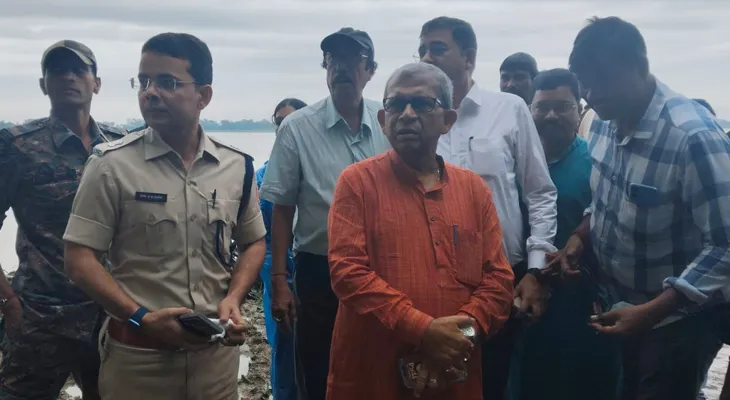 গোপীবল্লভপুর -২ ব্লকের মালঞ্চ  গ্ৰামের নদী তীরের ভাঙন দেখতে এলেন সেচমন্ত্রী মানস ভুঁইয়া
