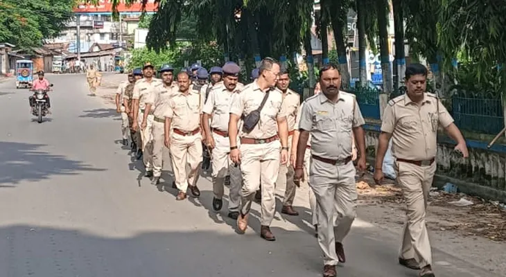 ময়নাগুড়িতে চলছে পুলিসের রুট মার্চ