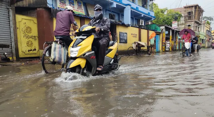 বৃষ্টিতে জলমগ্ন বনগাঁ পুরসভার বিভিন্ন এলাকা