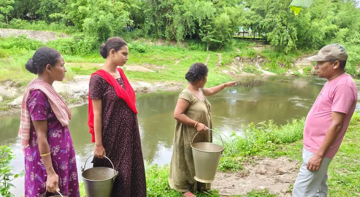 ময়নাগুড়ির খাগড়াবাড়ি এলাকায় জলের জন্য ভরসা নদী!