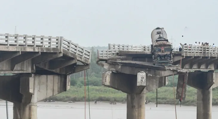 গুজরাতে মহিসাগর নদীর উপর সেতু ভেঙে মৃতের সংখ্যা বেড়ে ১১