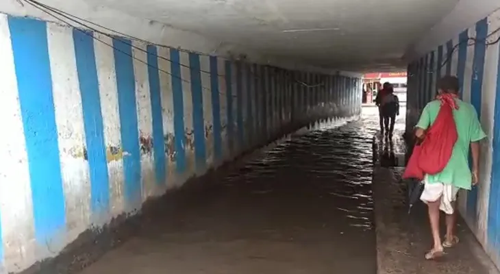 সাঁতরাগাছিতে জল যন্ত্রণা: খাল কেটে আন্ডারপাসের জল বের করার উদ্যোগ, যাত্রীর পারাপারে বিকল্প ভাবনা