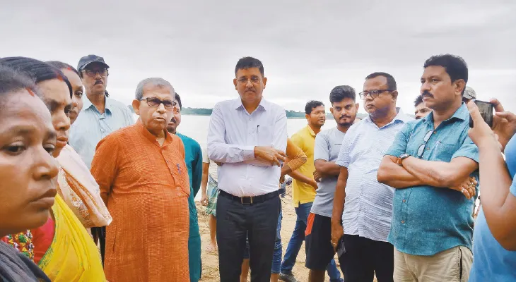 গোপীবল্লভপুরে জলের তলায় ফসলের জমি, গালুডি থেকে ছাড়া হচ্ছে জল,  খড়্গহস্ত সেচমন্ত্রী মানস